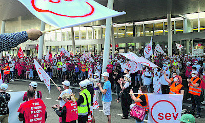 Environ 1500 employés et proches protestent le 11 septembre 2020 à l’aéroport de Zurich contre la réduction des salaires et des prestations sociales chez Swissport.