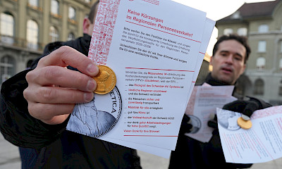 Schokolade-Fünfliber-Aktion vor dem Bundeshaus, um gegen Kürzungen im RPV zu kämpfen.