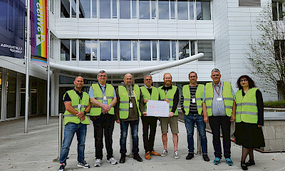 SEV-GATA-Delegation am 9. Juni am Swiss-Hauptsitz in Kloten, bevor sie die Petition für eine bessere Anerkennung der Leistungen des Personals im GAV «Basta – jetzt sind wir dran!» an den CEO übergab. Zweiter von rechts ist Beat Buri, das Plakat halten Patrick Arnold (rechts) und Philipp Hadorn.